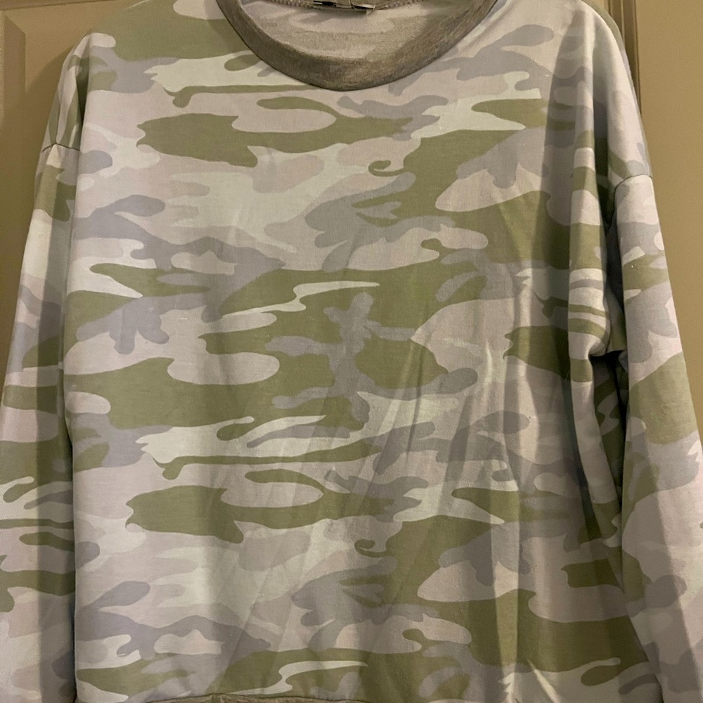 Ladies light pullover by white birch . EUC